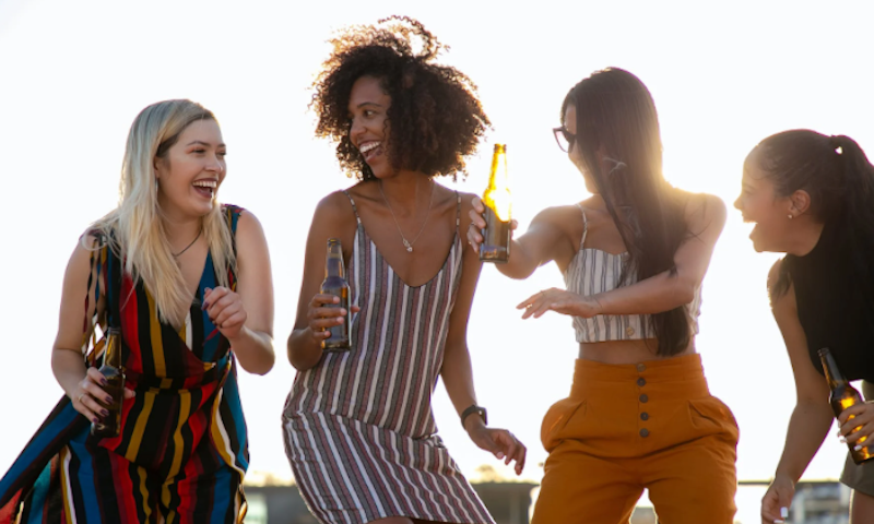Vrouwen genieten van bier en dansen